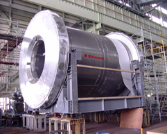 桶式低温恒温器交付CERN＂><br><br>川崎最近为ATLAS项目向瑞士日内瓦附近的欧洲粒子物理实验室(欧洲核子研究实验室，简称CERN)交付了一个桶形低温恒温器。低温恒温器是一种用于储热的铝合金容器，由美国能源部的布鲁克海文国家实验室订购，该实验室正在参与世界上最大的粒子加速器的设计和建造。<br>ATLAS是一项为期八年的国际项目，旨在为欧洲核子研究中心(CERN)实验室下的大型强子对撞机(LHC)建造一个探测器。当大型强子对撞机在2005年启动时，它将能够以14万亿eV的速度对高速运行的质子或重原子核进行正面碰撞。科学家们正试图重现大爆炸后1万亿分之一秒的情况，并寻找希格斯粒子——或称“上帝粒子”——它有望解释所有质量的起源。<br>川崎的低温恒温器是一个耐辐射的圆柱体，长7米，直径5.5米，将包含一个量热计来测量电子和伽马射线的能量和位置。它将被安装在ATLAS超导环形磁探测器的中心。<br>川崎重工还向KEK(日本政府主导的粒子加速器研究组织)和SLAC(斯坦福直线加速器中心)等机构交付了探测器。该公司自1990年以来一直从事以自由电子激光器(FEL)单元形式的加速器系统的开发。川崎在1992年生产了世界上第一个可见光FEL振荡器，在2000年生产了第一个红外FEL振荡器。</p>
          </div>
          <!--フリーHTML-->
          <!-- /section-->
         </div>
         <!-- /contents -->
        </div>
        <!-- / #mainContentsArea -->
       </div>
       <nav id=