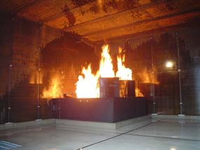 消防演习系统交付香川消防学院＂></p><p>东京，2005年9月5日—川崎重工今天宣布，它已经向位于日本香川县的香川消防学院交付了一套先进消防训练(AFT)系统，用于室内消防演习。该计算机化系统包括启动模拟火灾的设备、丙烷供应者、排气、电气和热屏蔽设备以及监控系统。</p><p>AFT在培训室内设置模拟仓库，模拟仓库可以产生火灾和烟雾，学员可以安全地反复练习消防技能。通过设置火焰高度、火焰蔓延速度、灭火挑战水平、灭火时间限制等属性参数，可以模拟各种火灾事件。产生的热量和烟雾通过内部楼梯传送到二楼的迷宫中，学员可以在接近真实情况的环境中进行救援演习。</p></td>
             </tr>
            </tbody>
           </table>
           <p></p>
          </div>
          <!--フリーHTML-->
          <!-- /section-->
         </div>
         <!-- /contents -->
        </div>
        <!-- / #mainContentsArea -->
       </div>
       <nav id=
